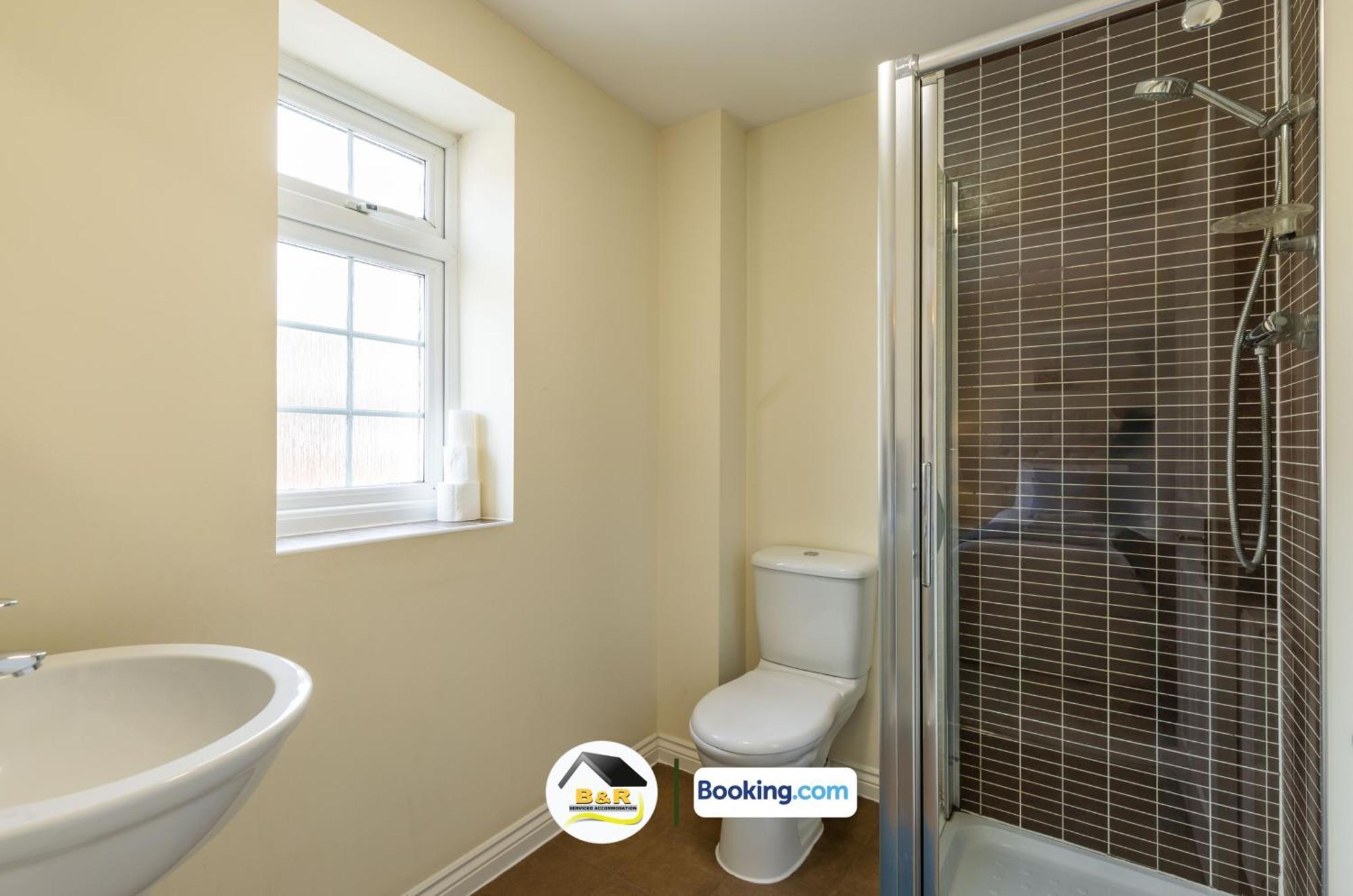 3 Bedroom House By B And R Serviced Accommodation Amesbury With Super Fast Wi-Fi 145Mbps Zewnętrze zdjęcie
